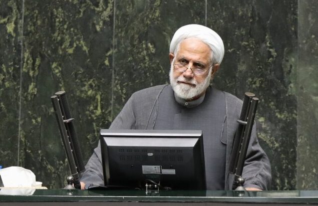 نماینده مجلس شورای اسلامی در حال ایراد پیام روز خبرنگار